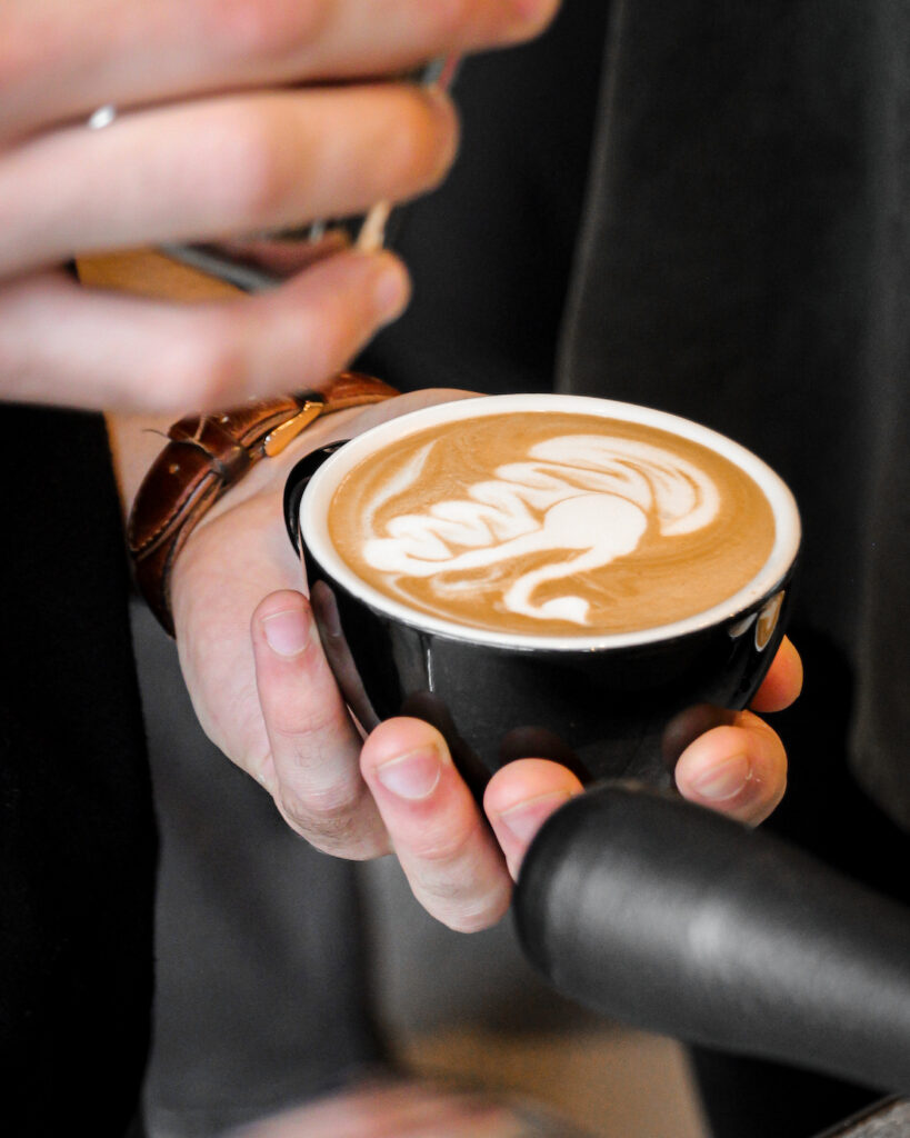 Latte art | hoe maak je latte art als een echte barista | Latte art barista | barista latte art | koffie barista | koffie maken als barista